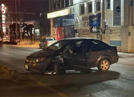 Choca contra objeto fijo y abandona vehículo en avenida José de Gálvez Choca contra objeto fijo y abandona vehículo en avenida José de Gálvez