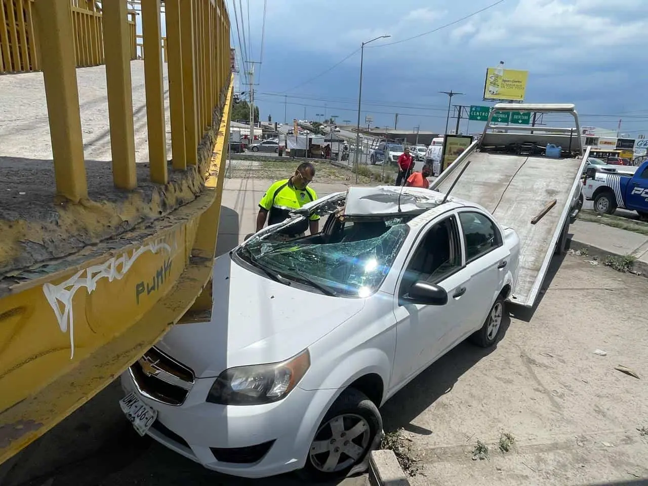 Aparatoso choque contra puente peatonal en Salvador Nava