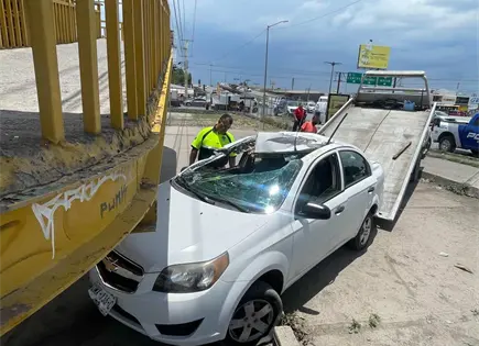 Aparatoso choque contra puente peatonal en Salvador Nava Aparatoso choque contra puente peatonal en Salvador Nava