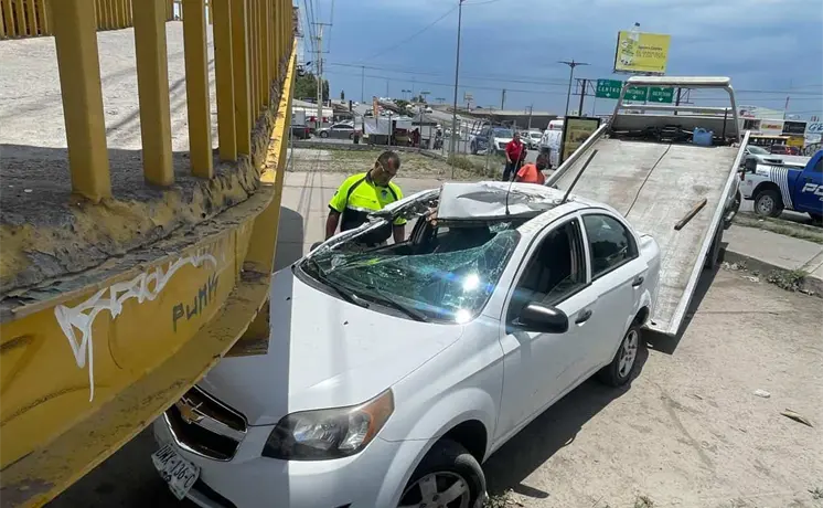 Aparatoso choque contra puente peatonal en Salvador Nava