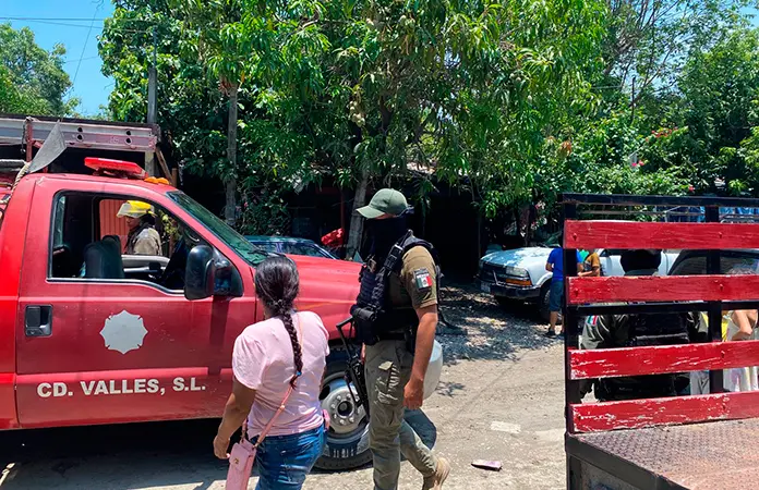 Incendio consume vivienda en Valles; familia resulta ilesa
