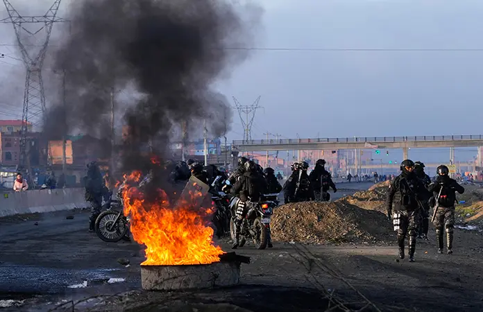 Intentan despejar ruta bloqueada a La Paz