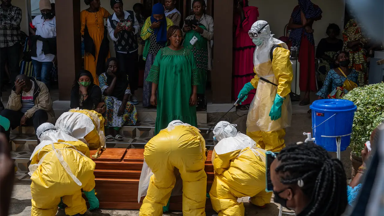 Jóvenes atacan hospital en Monbgwalu durante brote de ébola en Congo