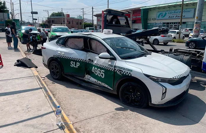 Motociclista choca contra un taxi y resulta lesionado