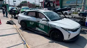Motociclista choca contra un taxi y resulta lesionado