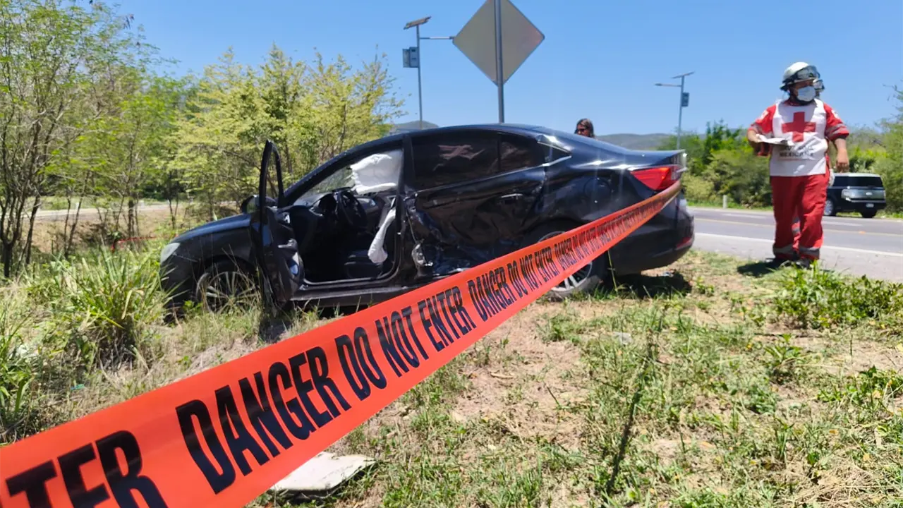 Mujer de 74 años muere en choque de taxi en carretera Valles-Rioverde