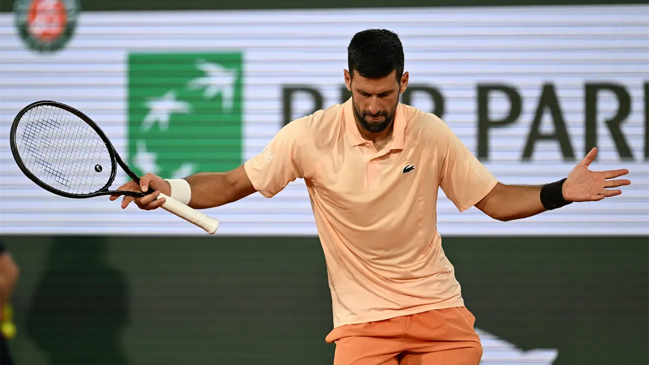 Novak Djokovic vence en Roland Garros pese a público hostil