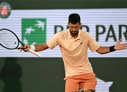 Novak Djokovic vence en Roland Garros pese a público hostil Novak Djokovic vence en Roland Garros pese a público hostil