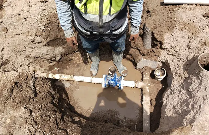 Reparan fuga de agua en la Heroínas Mexicanas