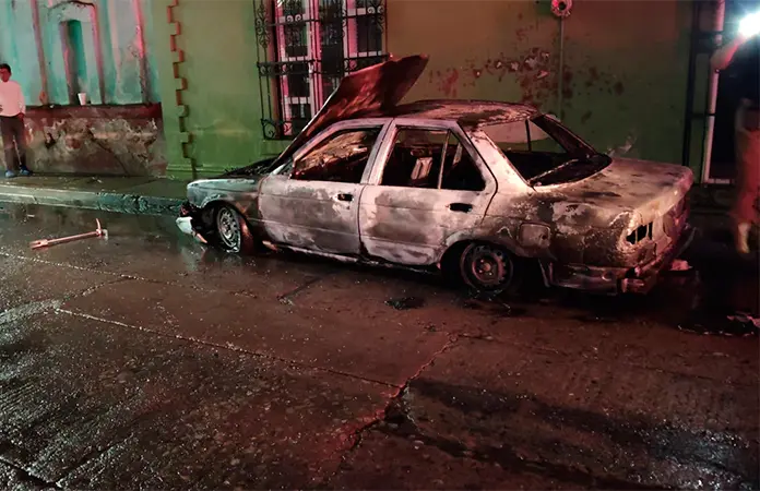 Se quema auto que estaba estacionado