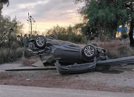 Vuelca automóvil en carretera al aeropuerto Vuelca automóvil en carretera al aeropuerto