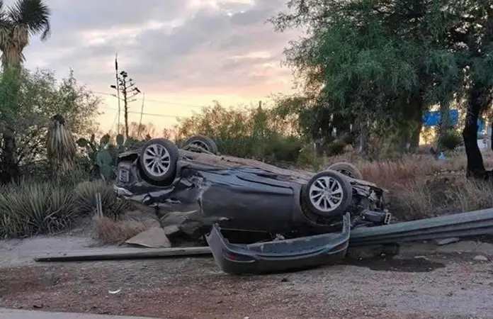 Abandonan autos luego de sufrir accidentes en la capital