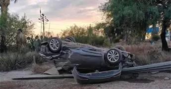Abandonan autos luego de sufrir accidentes en la capital