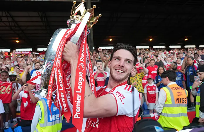 Arsenal levanta el trofeo tras 22 años