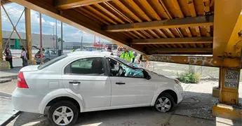 Auto se estampa contra puente en Salvador Nava