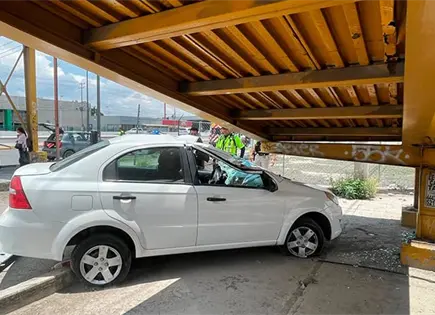 Auto se estampa contra puente en Salvador Nava