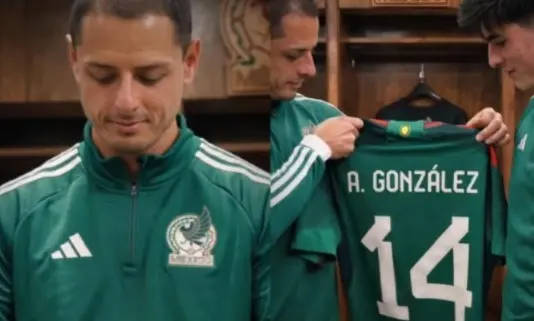 Chicharito entrega número 14 a Hormiga González en video emotivo