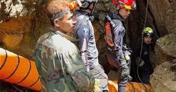 Rescatistas buscan a siete atrapados en cueva de Laos