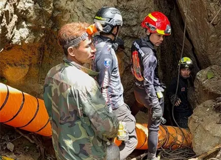 Rescatistas buscan a siete atrapados en cueva de Laos Rescatistas buscan a siete atrapados en cueva de Laos