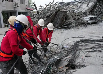 Cuatro muertos y 17 desaparecidos tras derrumbe de hotel en Filipinas Cuatro muertos y 17 desaparecidos tras derrumbe de hotel en Filipinas