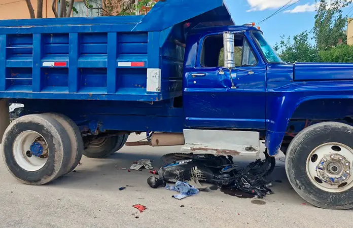 Fallece motociclista, arrollado por camión