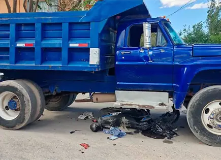 Fallece motociclista, arrollado por cami&oacute;n