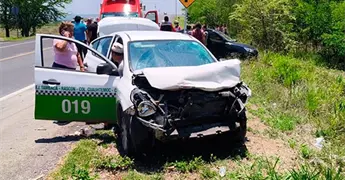 Fallece pasajera de taxi en choque carretero