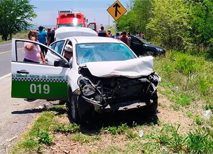 Fallece pasajera de taxi en choque carretero