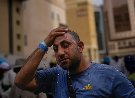 Fieles desafían calor intenso en La Meca durante inicio del haj Fieles desafían calor intenso en La Meca durante inicio del haj