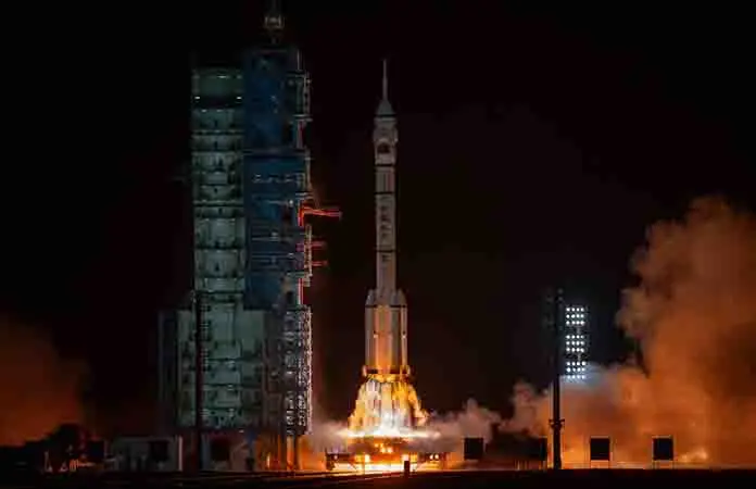 Misión china ya está en la estación espacial Tiangong