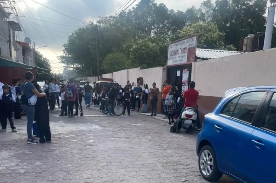 Protestan en primaria Benito Juárez por cambio de directora