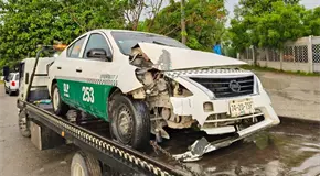 Taxi derriba poste en la carretera al Ingenio