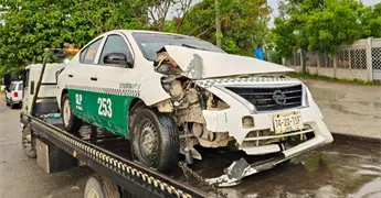 Taxi derriba poste en la carretera al Ingenio