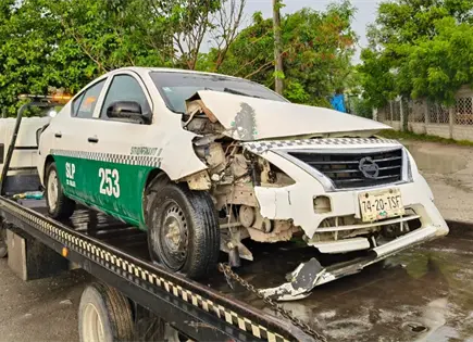 Taxi derriba poste en la carretera al Ingenio