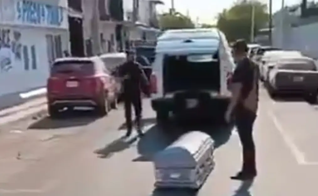 Ataúd cae de carroza fúnebre en calles de Colima