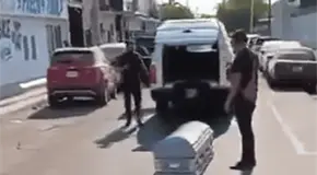 Ata&uacute;d cae de carroza f&uacute;nebre en calles de Colima