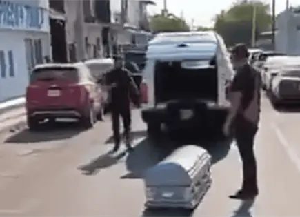 Ataúd cae de carroza fúnebre en calles de Colima Ataúd cae de carroza fúnebre en calles de Colima