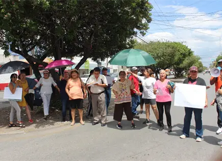 Bloquean avenida B. Anaya por falta de agua Bloquean avenida B. Anaya por falta de agua