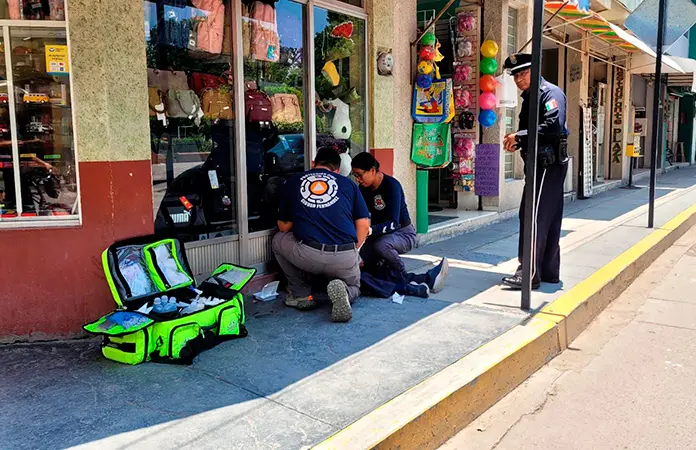 Cae adulto y se lesiona