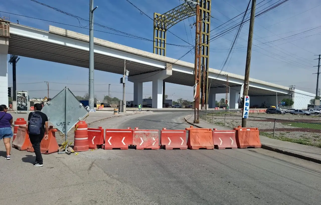 Continúan cierres viales por megapuente en carretera a Rioverde