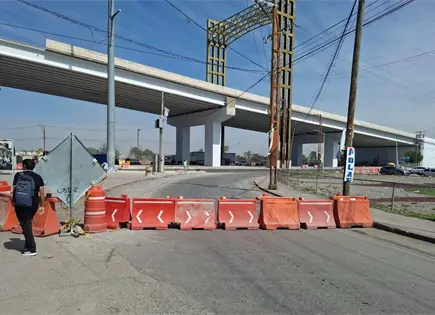 Continúan cierres viales por megapuente en carretera a Rioverde Continúan cierres viales por megapuente en carretera a Rioverde