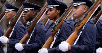 Familias en Estados Unidos rinden homenaje en D&iacute;a de los Ca&iacute;dos en Guerras