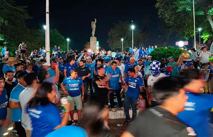 Fanáticos de Cruz Azul llenan la Glorieta Hidalgo