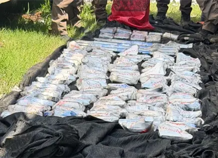 Hallan 108 armas y coca&iacute;na ocultas en tr&aacute;iler con chatarra