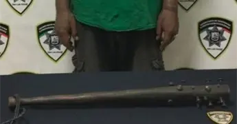 Cae agresivo sujeto portando un bat con tornillos