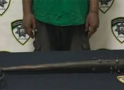 Cae agresivo sujeto portando un bat con tornillos