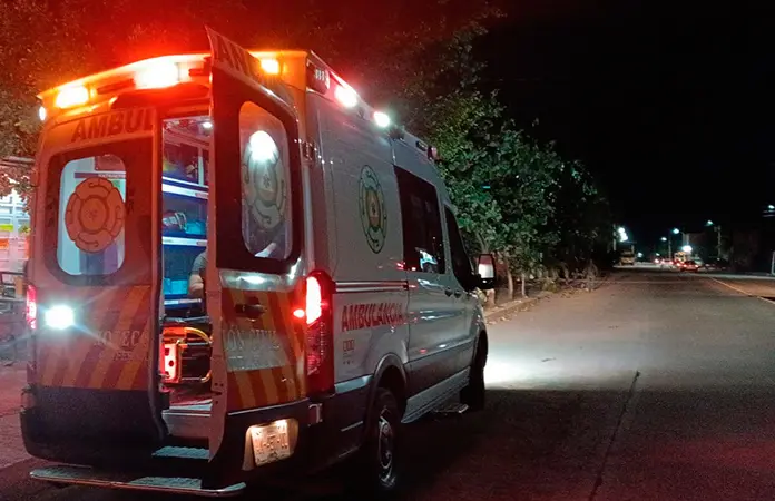 Hombre se corta con un cuchillo