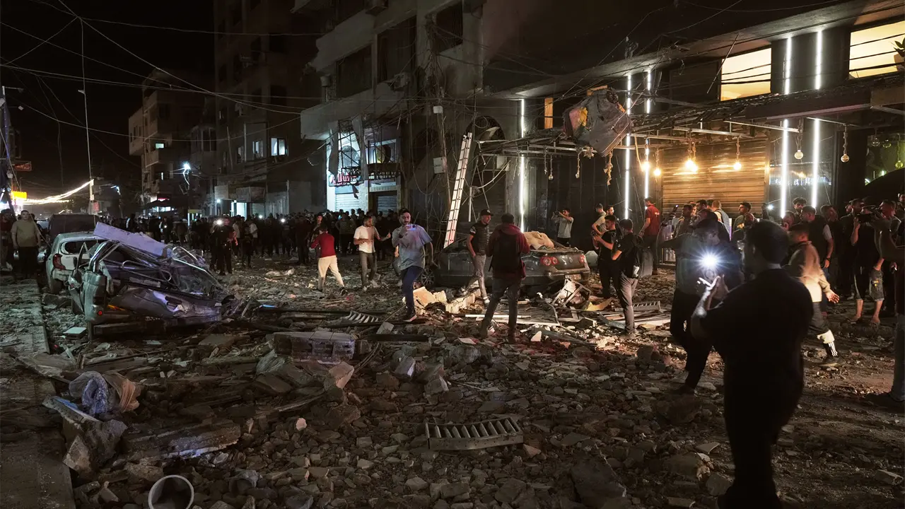 Israel bombardea Ciudad de Gaza y mata a líder militar de Hamás