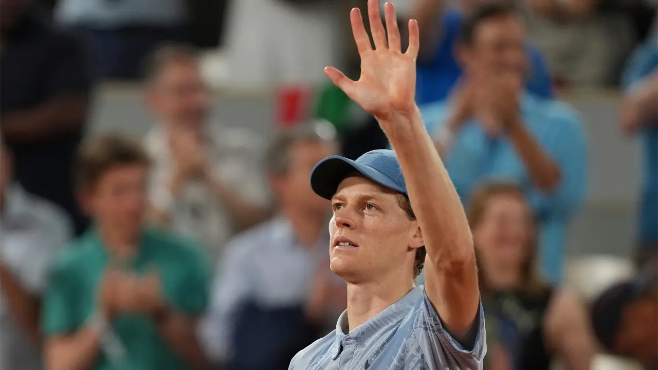 Jannik Sinner avanza en Roland Garros con victoria sólida