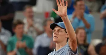 Jannik Sinner avanza en Roland Garros con victoria s&oacute;lida